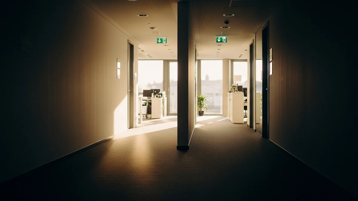 Zwei Wege in einem modernen Bürokorridor symbolisieren Entscheidung und Veränderung