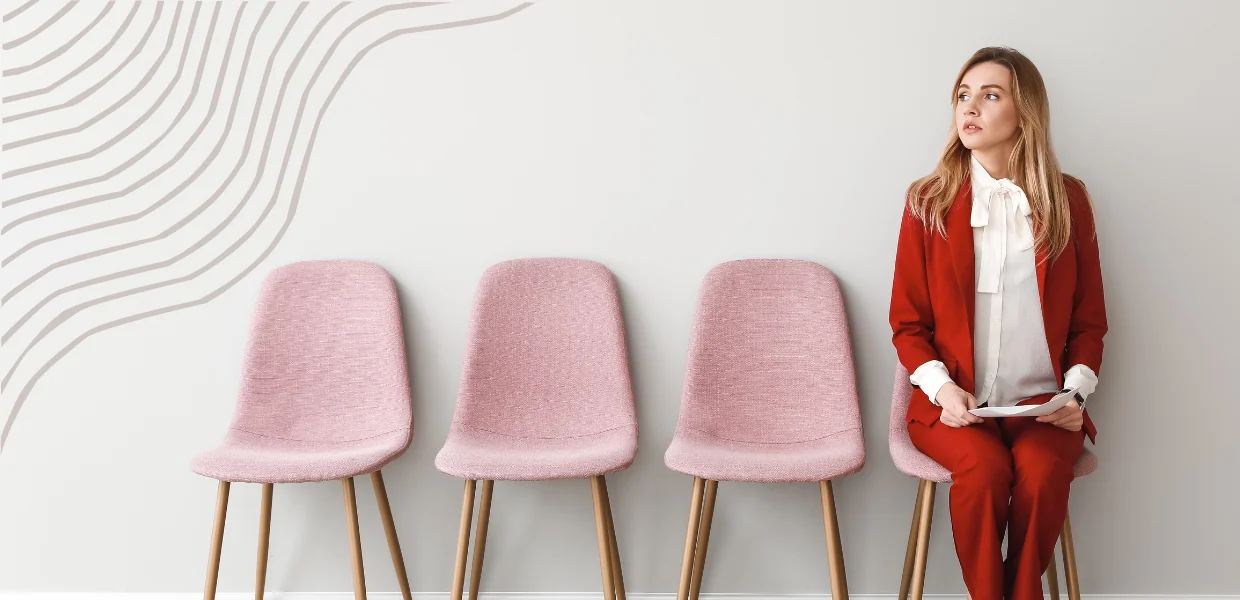 Symbolbild Bewerbung: Frau im Business-Look wartet mit Lebenslauf in der Hand