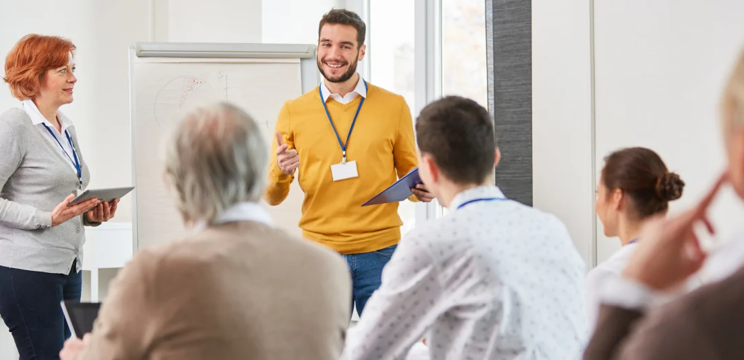 Symbolbild: Menschen bei Weiterbildung